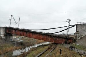 Террорист взорвал опоры моста в Мариуполе