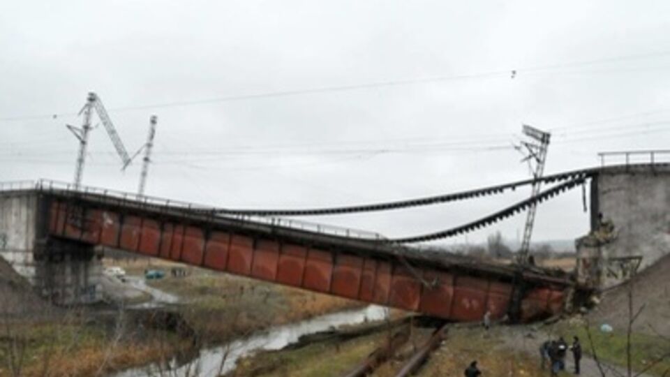Террорист взорвал опоры моста в Мариуполе