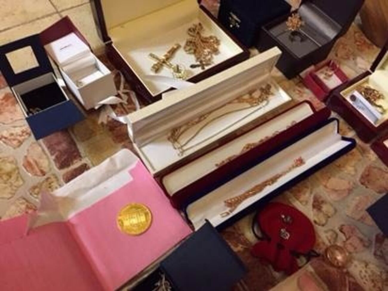 Золото, бриллианты и оружие&nbsp;&ndash; результат обыска в домах двух киевских прокуроров