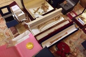 Золото, бриллианты и оружие – результат обыска в домах двух киевских прокуроров