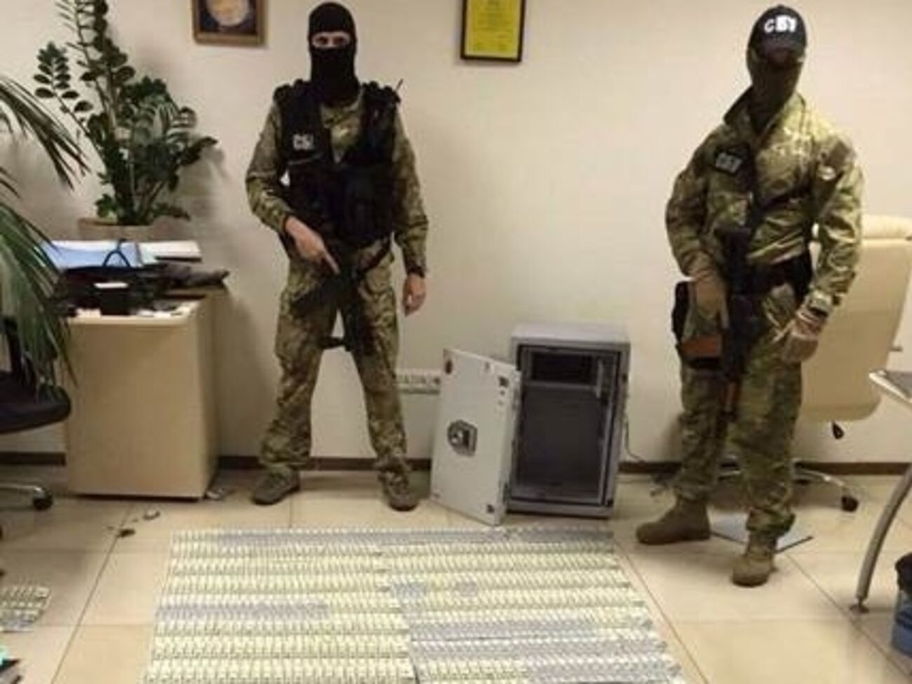 По информации Найема, обыск у прокуроров был проведен без уведомления Шокина и его зама