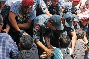 Утром в понедельник полиция очистила центр Еревана от баррикад и задержала участников протеста