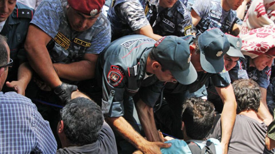 Утром в понедельник полиция очистила центр Еревана от баррикад и задержала участников протеста