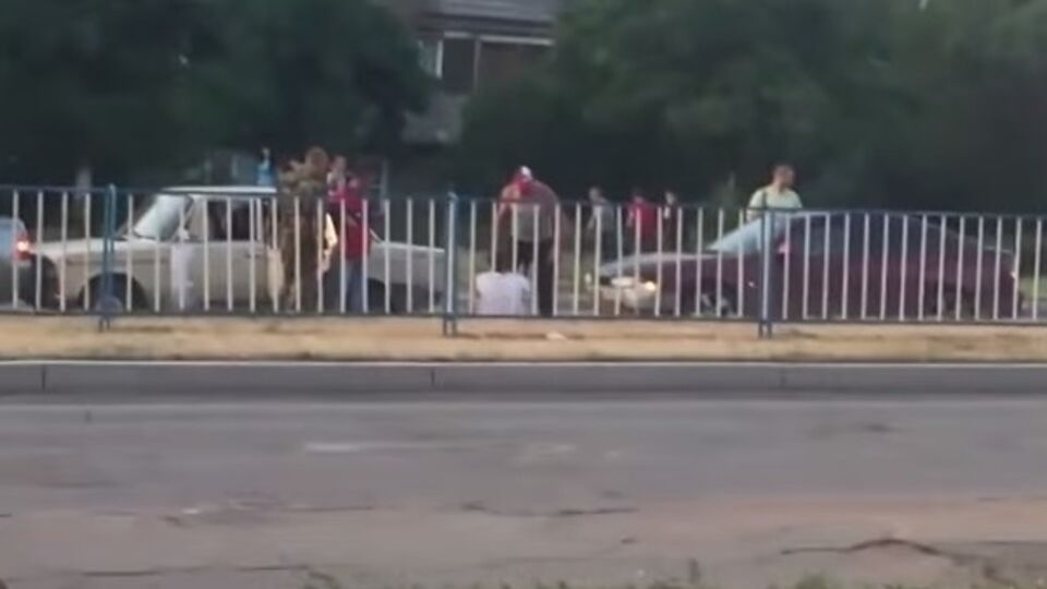 Боевики "ЛНР" избили водителя "Жигулей", который въехал в их автомобиль. Видео