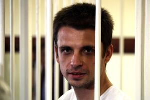 Во время заседания Андрей Медведько выразил соболезнования матери Олеся Бузины, которая присутствовала в суде