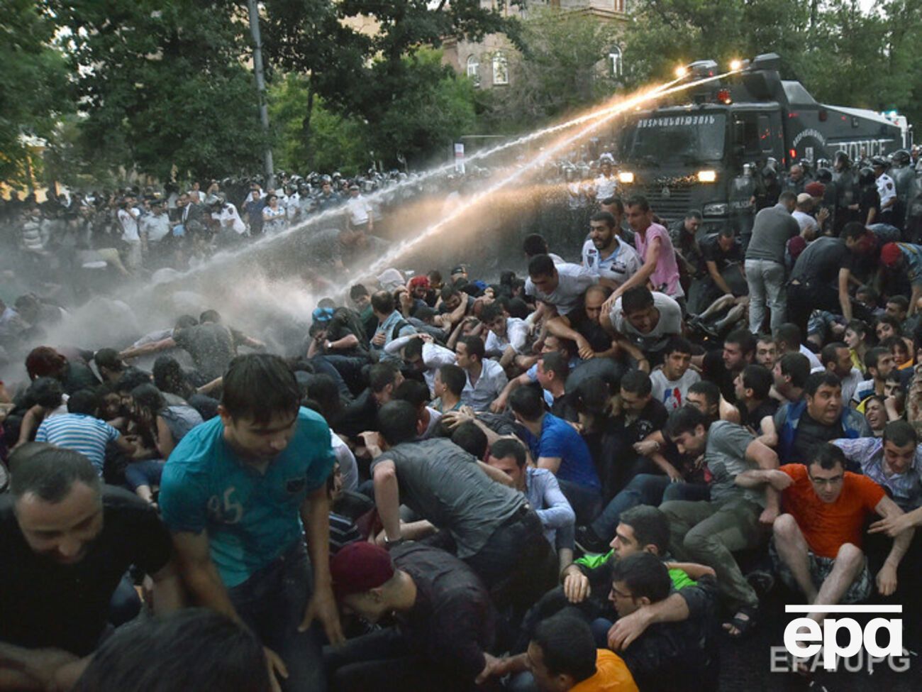 На площади Свободы в Ереване осталось&nbsp;несколько десятков протестующих