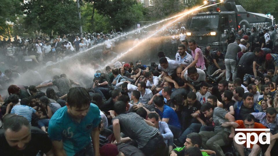 На площади Свободы в Ереване осталось несколько десятков протестующих