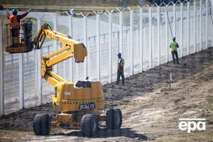 Венгрия решила перекрыть поток мигрантов, построив стену