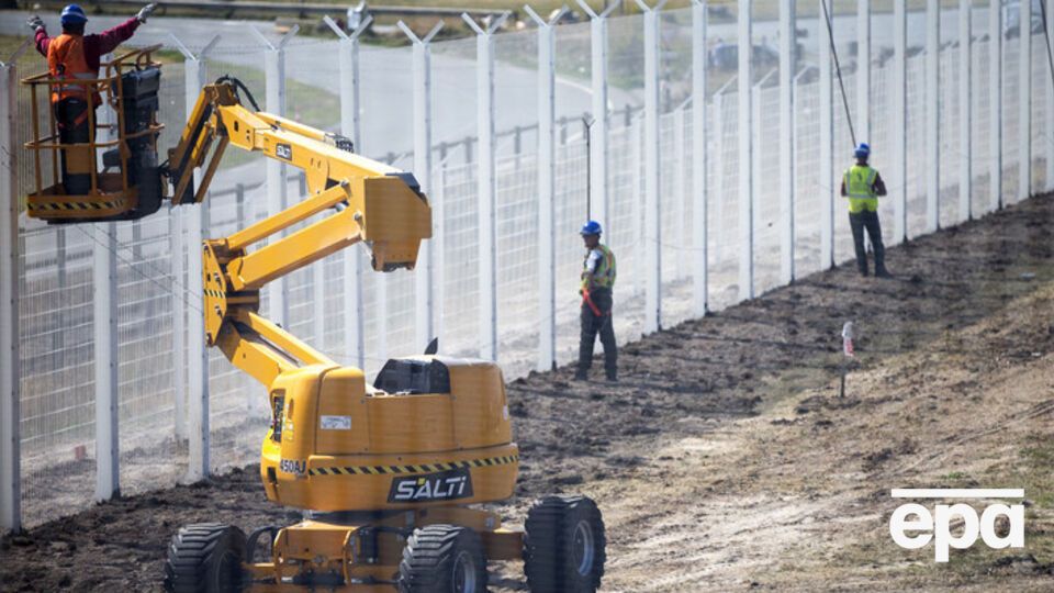 Венгрия решила перекрыть поток мигрантов, построив стену