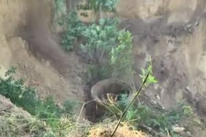 На месте разрыва коллектора образовался большой овраг