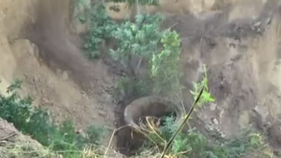 На месте разрыва коллектора образовался большой овраг