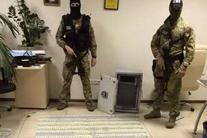 В ходе обыска в прокуратуре обнаружены сотни тысяч наличных долларов