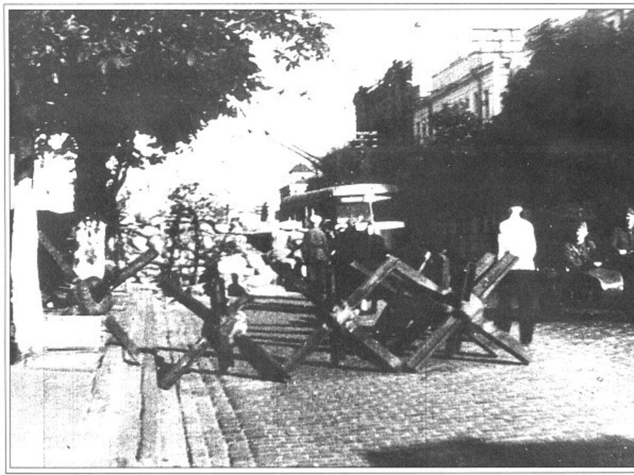 Противотанковые ежи на улице Ленина (Б. Хмельницкого) в Киеве, лето 1941 года