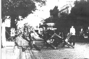 Противотанковые ежи на улице Ленина (Б. Хмельницкого) в Киеве, лето 1941 года