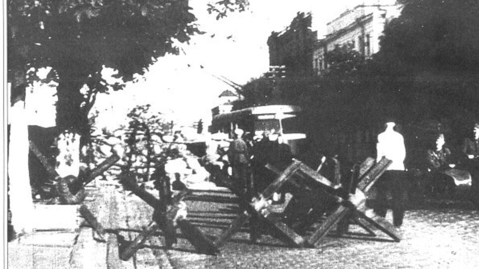 Противотанковые ежи на улице Ленина (Б. Хмельницкого) в Киеве, лето 1941 года