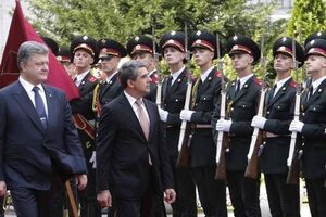 Петр Порошенко и Росен Плевнелиев возле Администрации Президента в Киеве