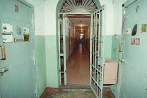 Мужчина повесился на простыне, которую привязал к решетке окна