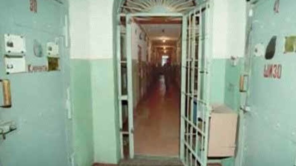 Мужчина повесился на простыне, которую привязал к решетке окна