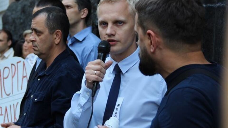 Шабунин считает, что надо следить за тем, как будет развиваться дело о коррупции в ГПУ