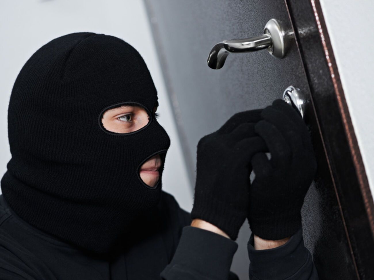 Злоумышленники украли у москвички сейф с драгоценностями и деньгами