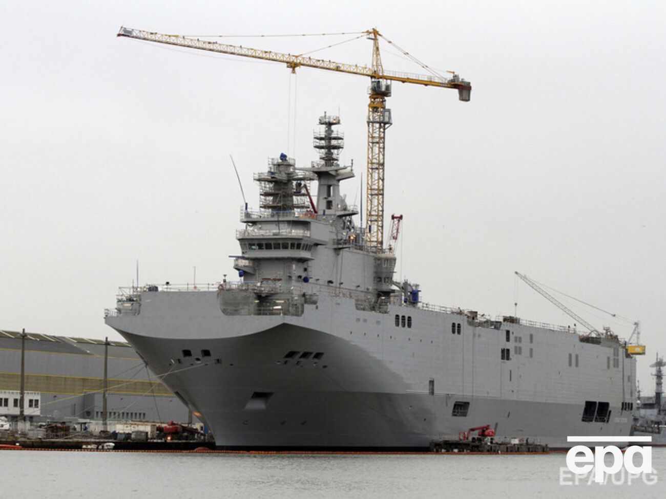 Два вертолетоносца, построенные для России, теперь могут пойти на металлолом
