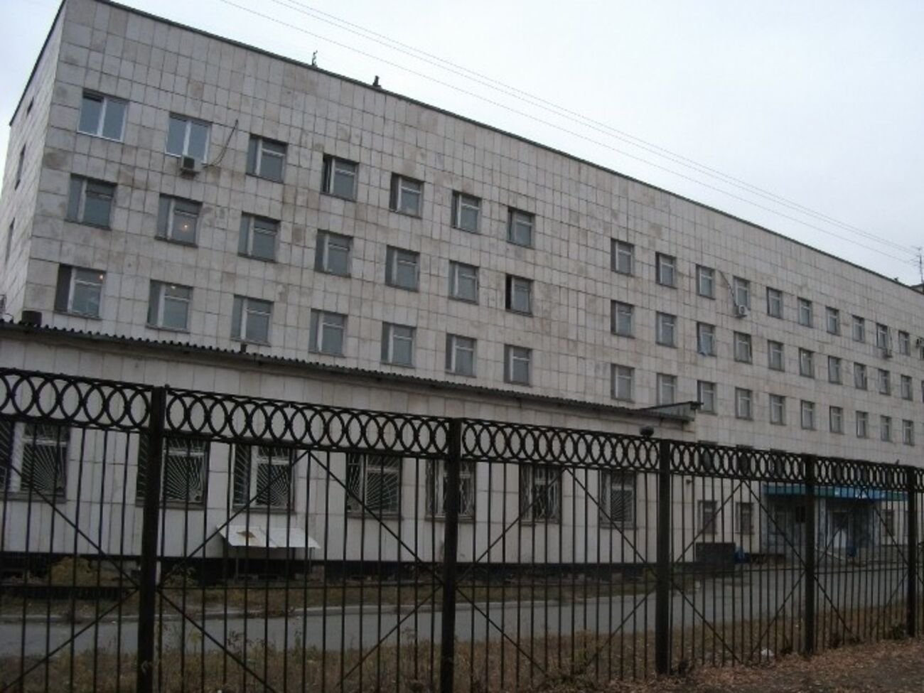 Женщину не пустили на территорию роддома