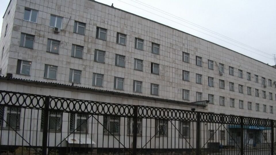 Женщину не пустили на территорию роддома