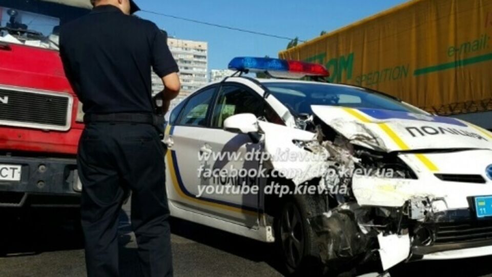 Полицейский патрульный автомобиль врезался в маршрутку