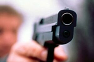 В результате нападения два человека отправились в больницу