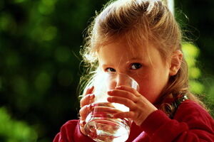 Дети пострадавших от войны областей Украины получат безопасную воду от ЮНИСЕФ