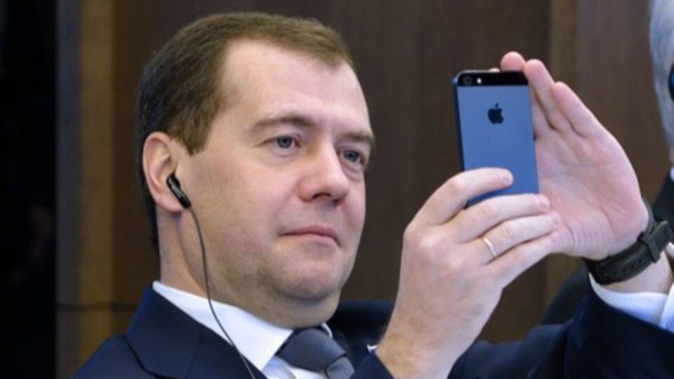 Премьер РФ Медведев готов авансировать импортозамещение в сфере ВПК