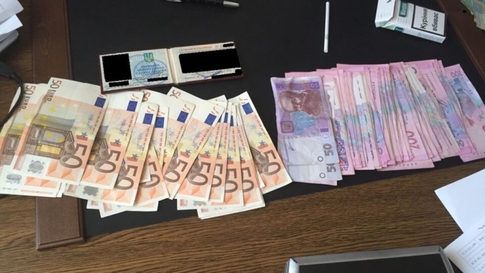 Деньги были найдены при обіске в служебном кабинете офицера