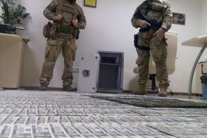 Найденные во время обыска у двух прокуроров деньги