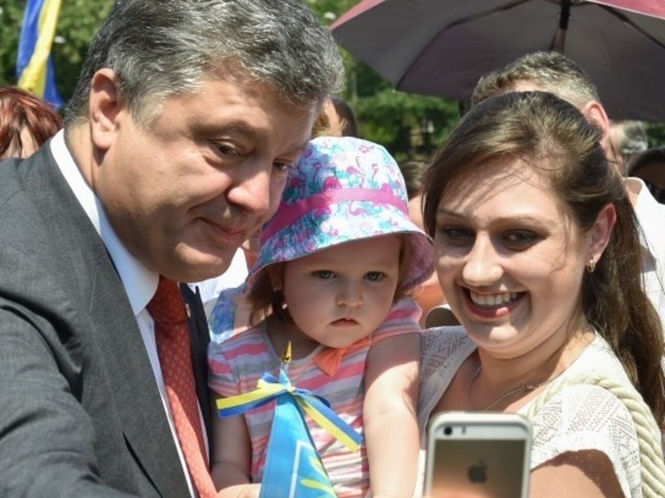 Петр Порошенко фотографируется с одесситами во время визита в город