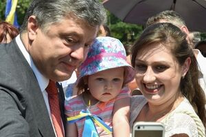 Петр Порошенко фотографируется с одесситами во время визита в город