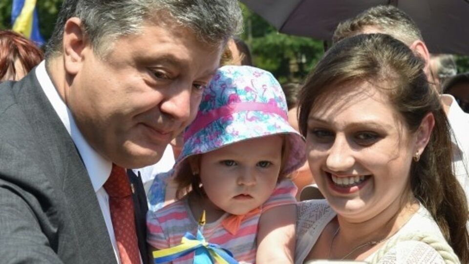 Петр Порошенко фотографируется с одесситами во время визита в город