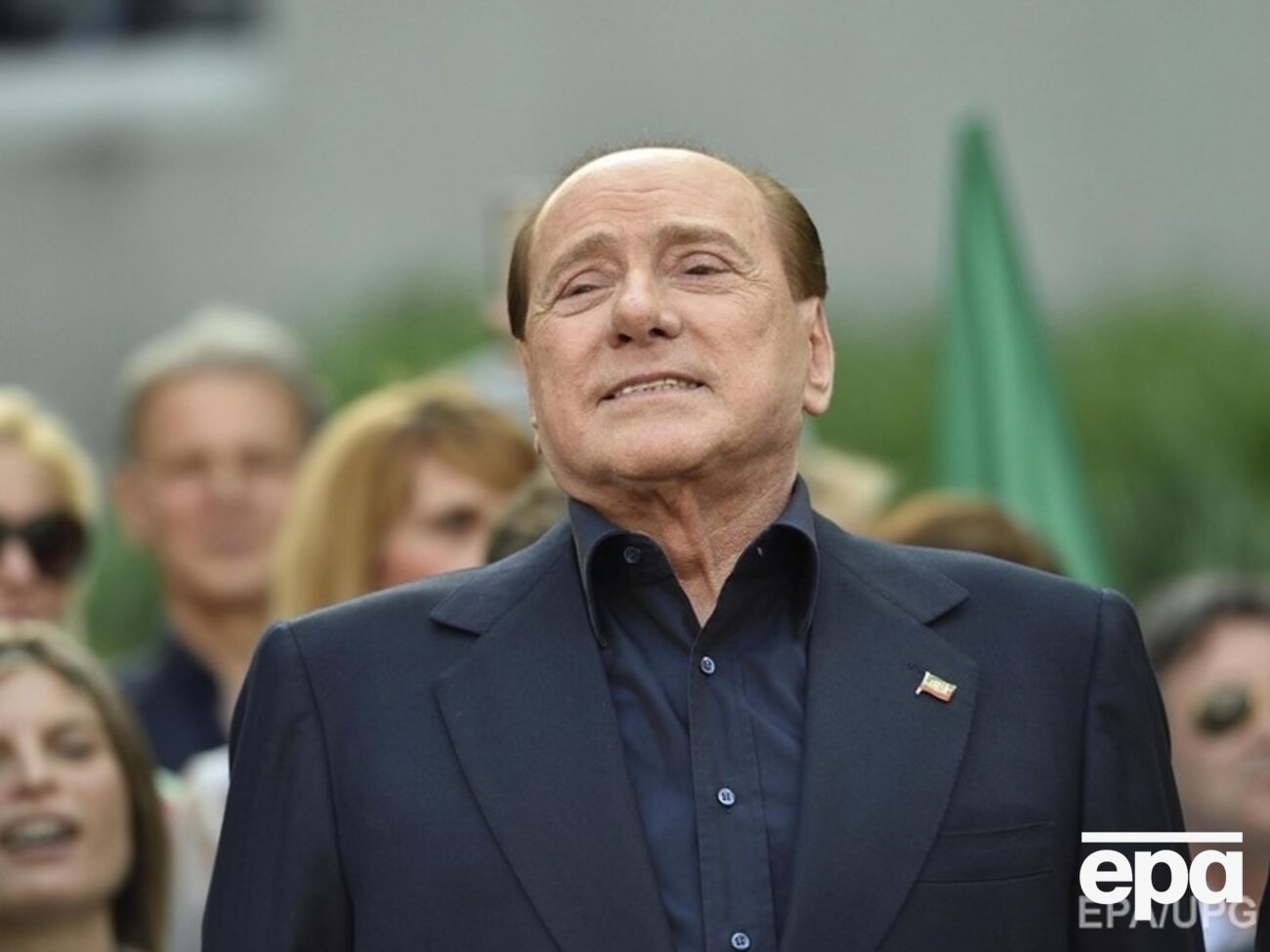 По данным следствия, в 2007 году Берлускони пытался добиться отставки правительства, возглавляемого Романо Проди, путем подкупа сенаторов