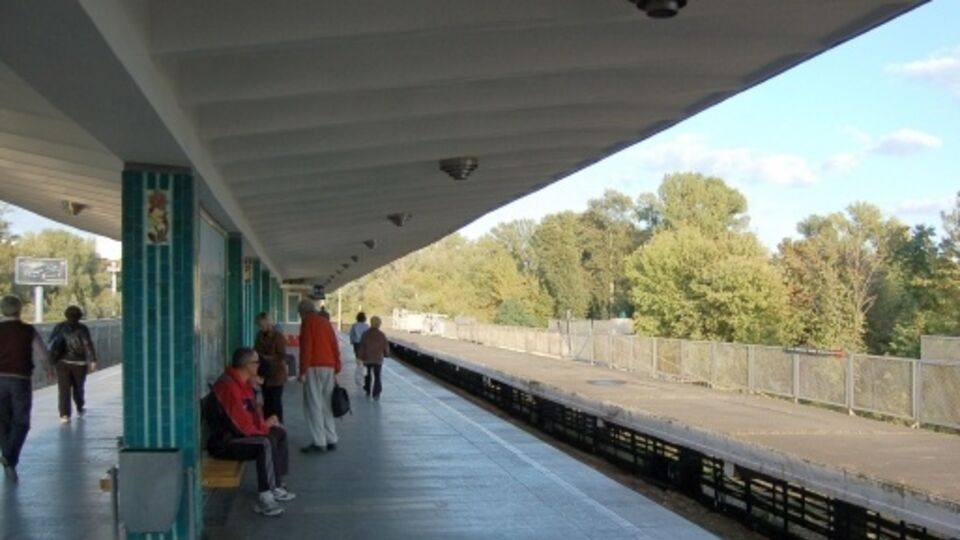 В пресс-службе метрополитена сообщили, что предварительная причина смерти женщины – ухудшение самочувствия