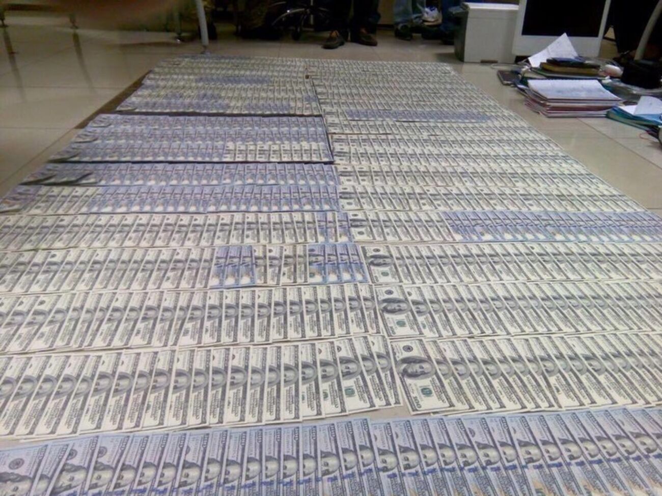 Найденные во время обыска у двух прокуроров деньги