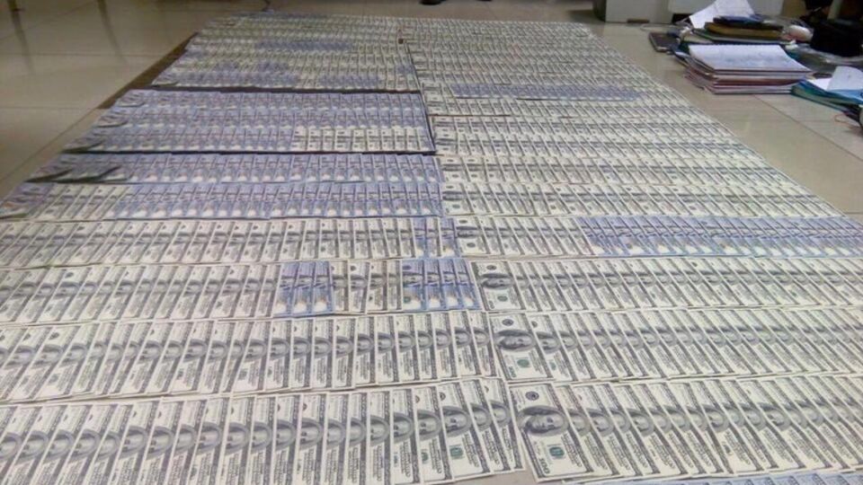 Найденные во время обыска у двух прокуроров деньги