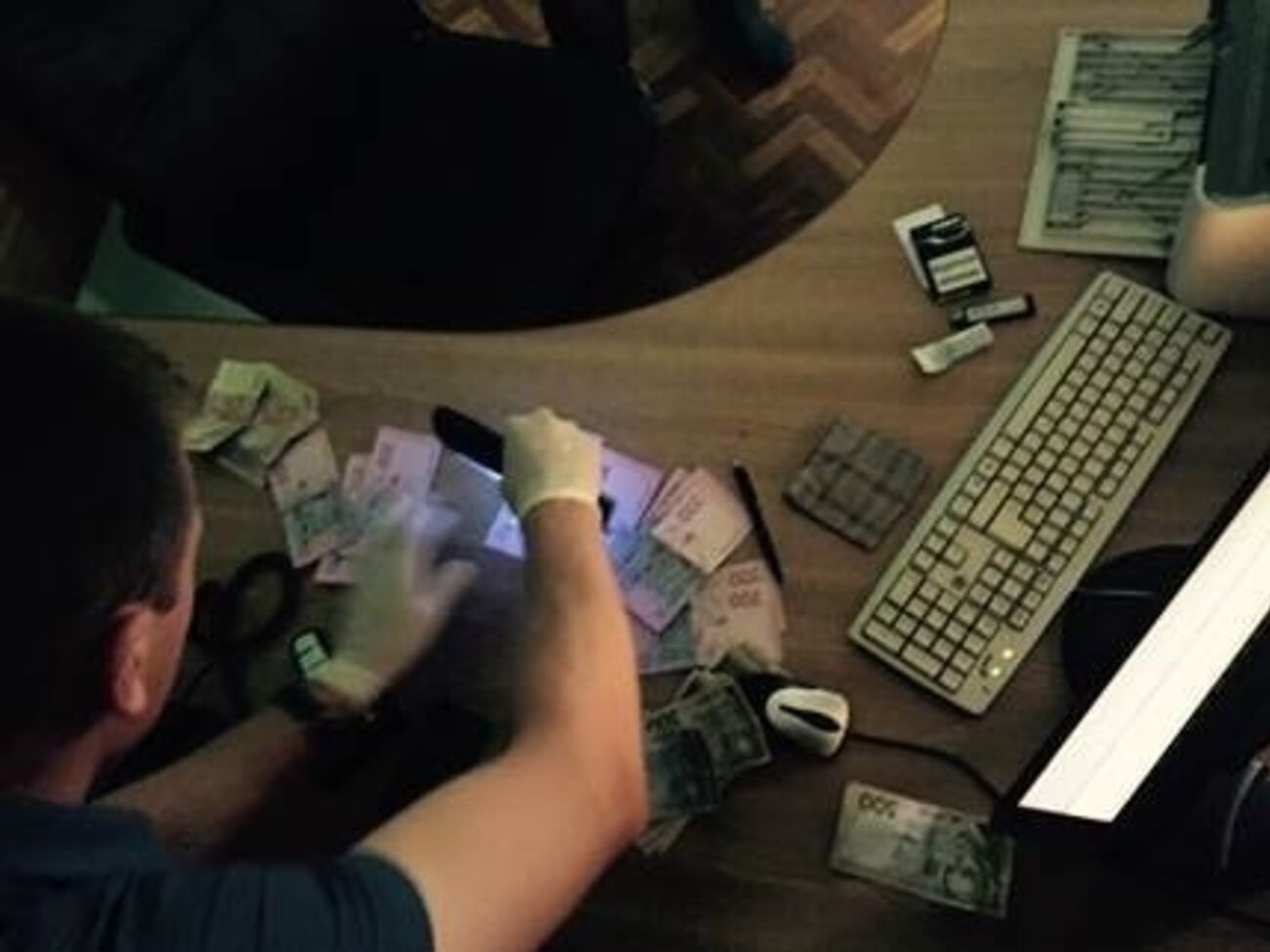 Сотрудники СБУ изъяли валюту в помещении таможенного поста