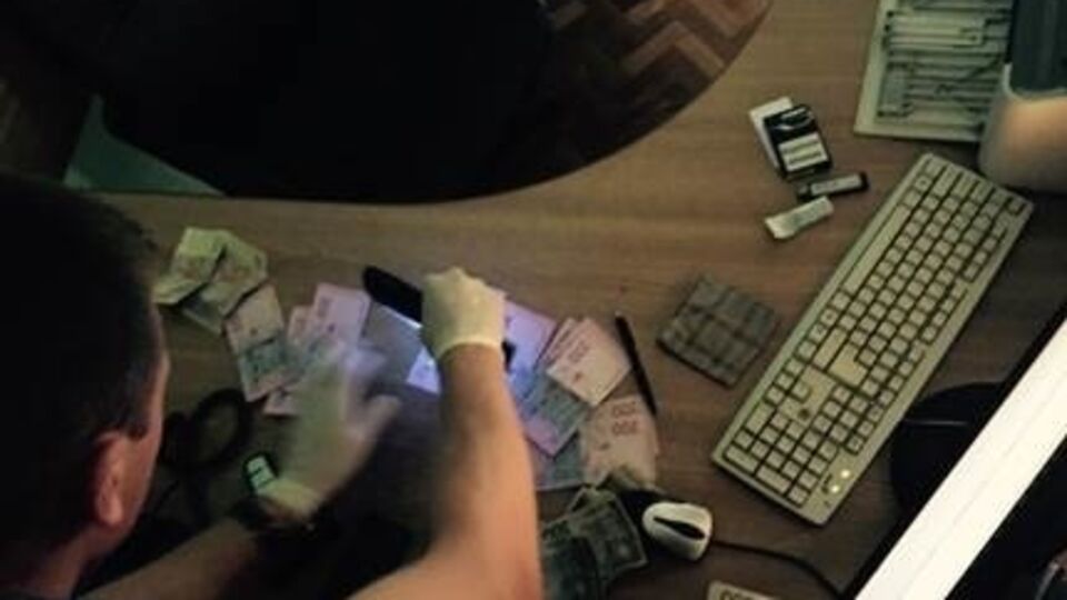 Сотрудники СБУ изъяли валюту в помещении таможенного поста