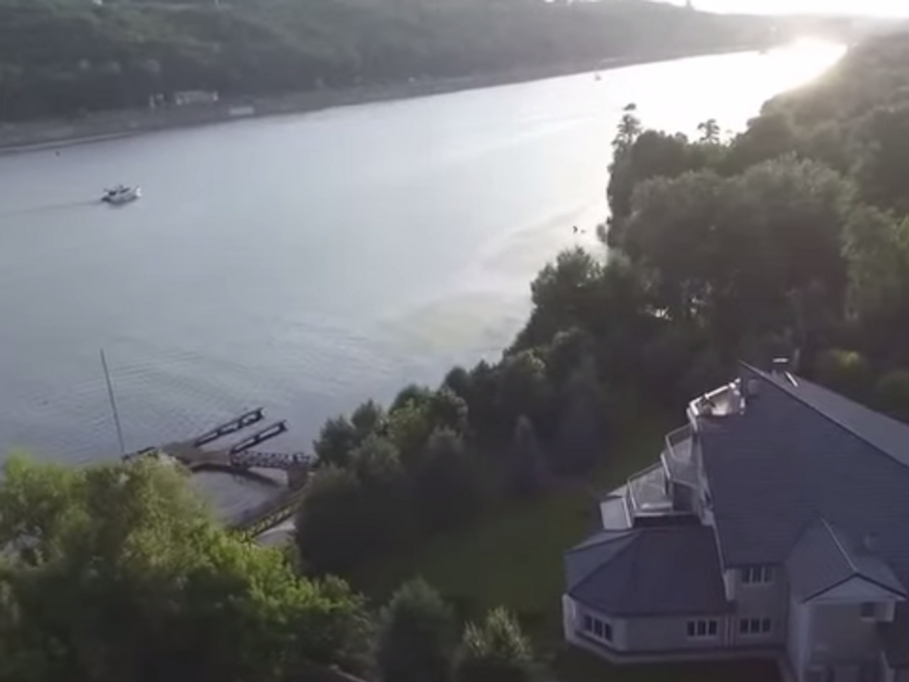 Активисты "Автомайдана" сняли с беспилотника незаконные постройки на Трухановом острове. Видео