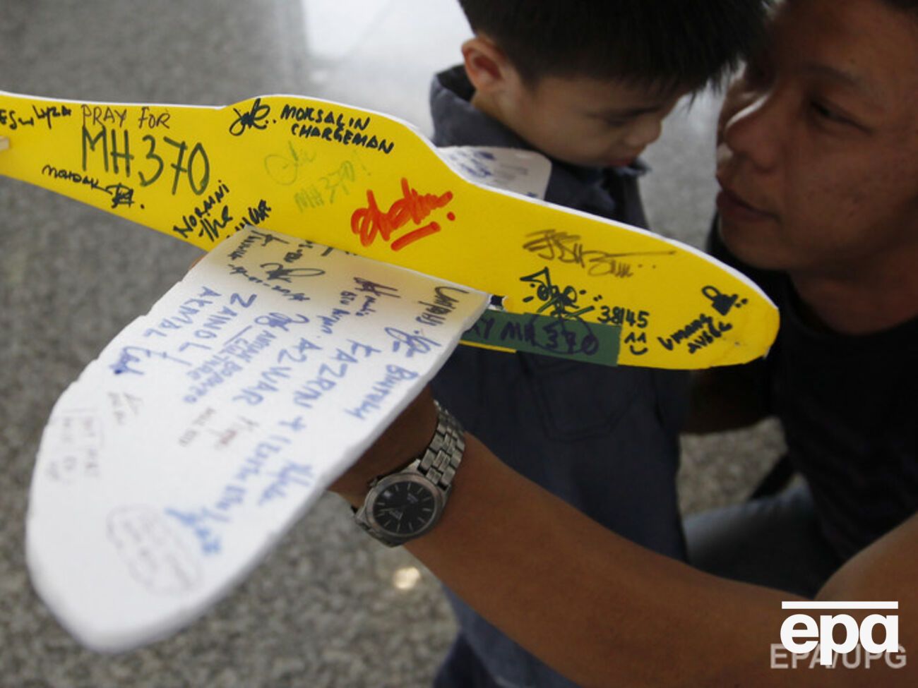 Обломки Boeing 777, найденные на острове Реюньон, изучат в лаборатории минобороны Франции