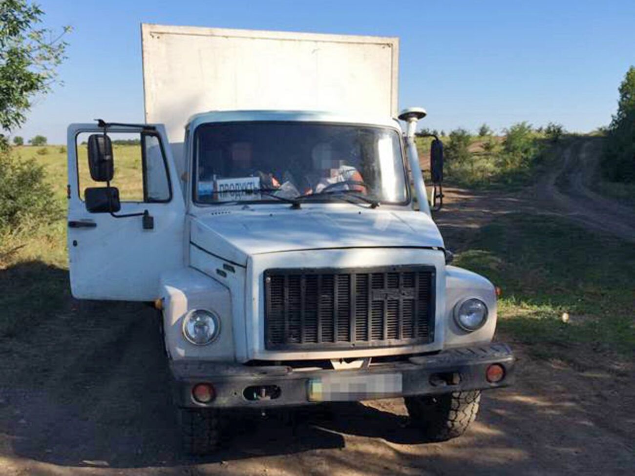 Мобильная группа задержала в Луганской области автомобиль, который вез на оккупированную территорию в обход пункта пропуска пять тонн продуктов питания