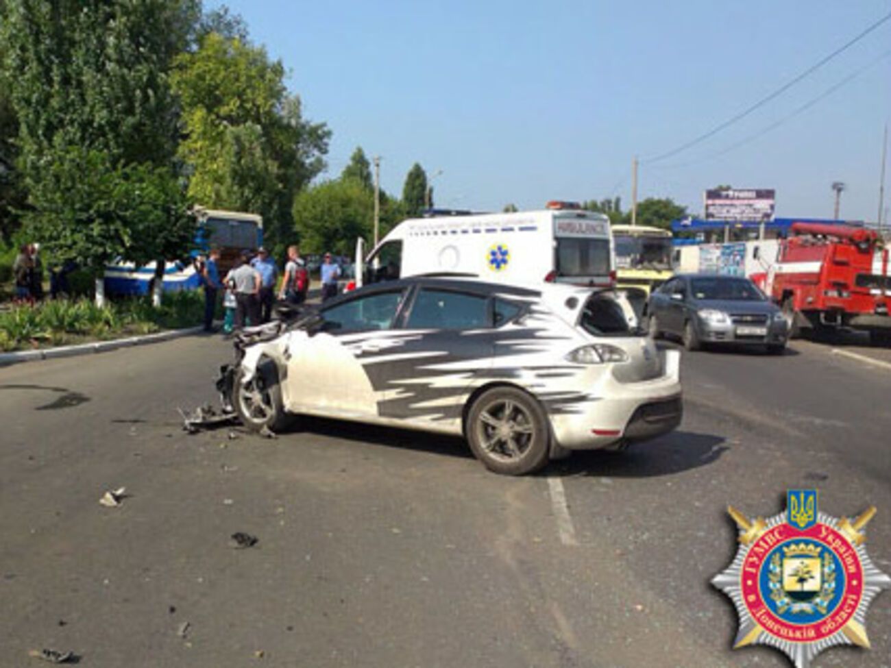 В Димитрове Донецкой области произошло столкновение двух автомобилей и рейсового автобуса