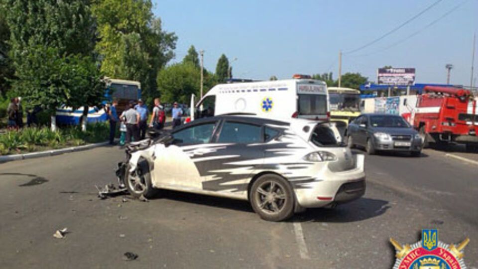 В Димитрове Донецкой области произошло столкновение двух автомобилей и рейсового автобуса