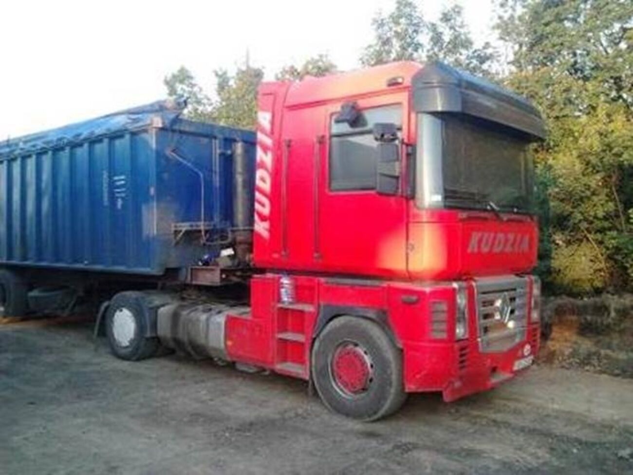 В задержанных грузовиках находились алкоголь и сигареты на сумму более 1 млн гривен