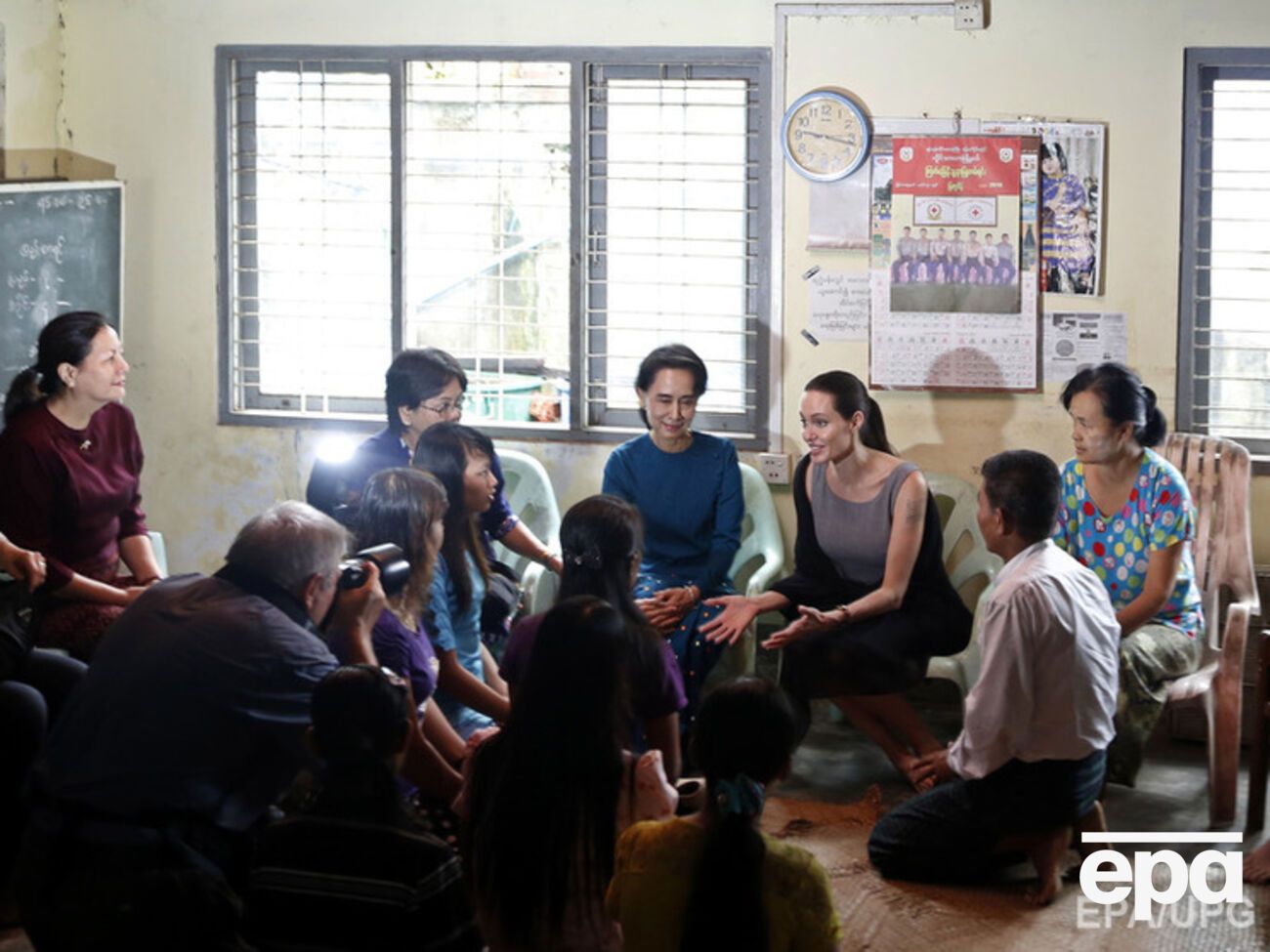 Джоли вместе с лидером оппозиции Мьянмы посетила работниц текстильной фабрики в Янгоне. Фоторепортаж