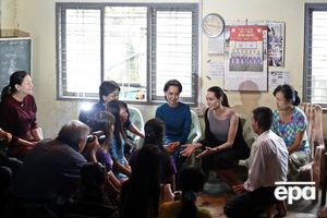 Джоли вместе с лидером оппозиции Мьянмы посетила работниц текстильной фабрики в Янгоне. Фоторепортаж